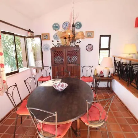 Villa Sleeps 6 T607838 *